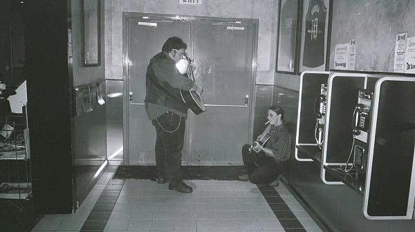 Larry & John Giddens, Backstage tuning up...